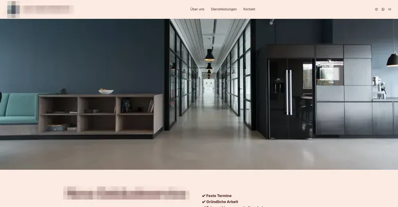Alte Website des Gebäudeservice: Baukasten-Seite ohne klares Angebot, Firmenname unkenntlich gemacht
